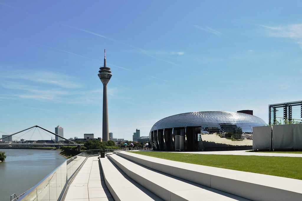 Blick auf Düsseldorf – hundefreundliche Region rund um Windrad