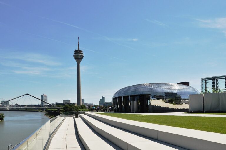 Blick auf Düsseldorf – hundefreundliche Region rund um Flittarder Rheinufer