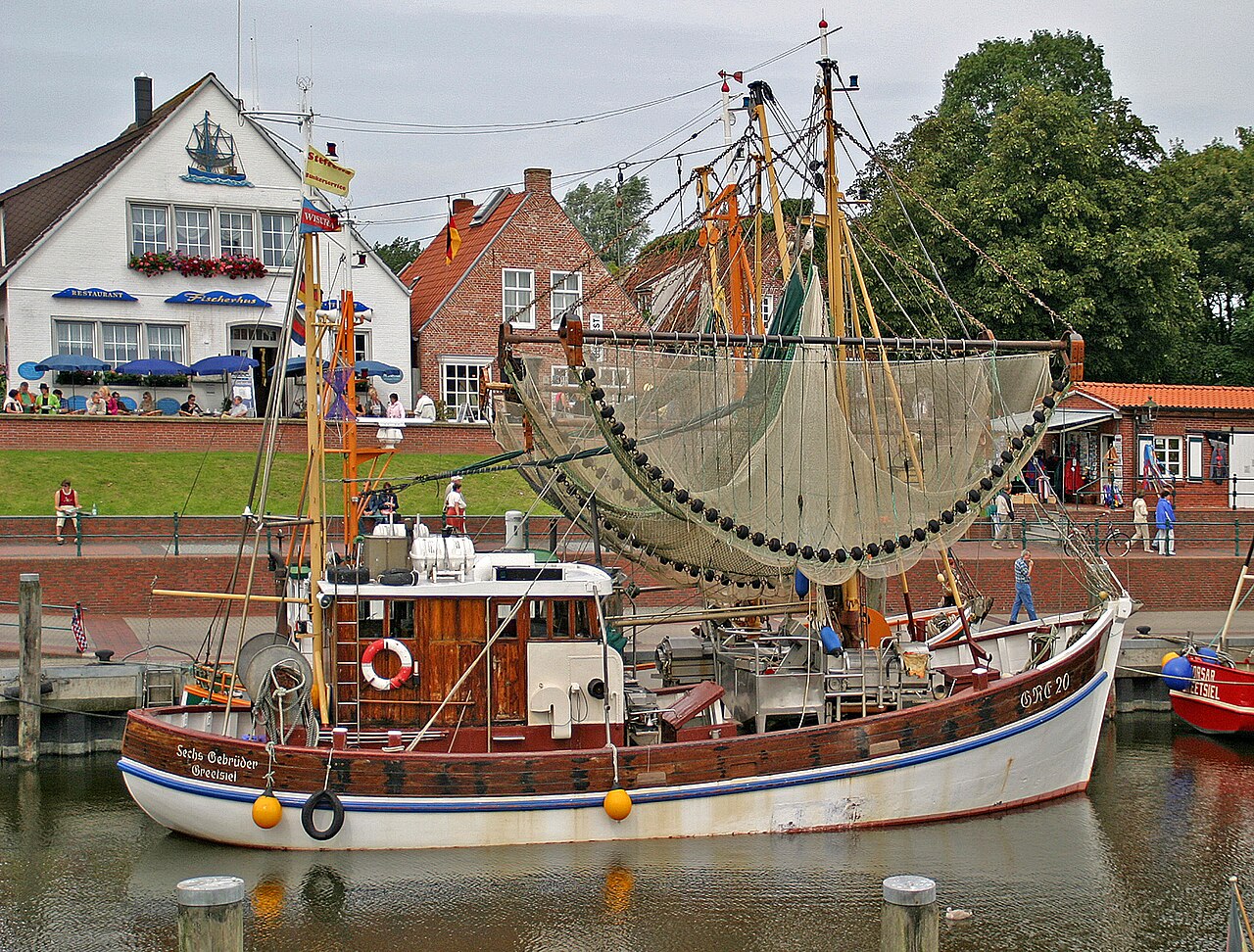 Crab cutter in the port of Greetsiel, a district of Krummhörn in East Frisia (Germany). – Hundespielplatz Greetsiel