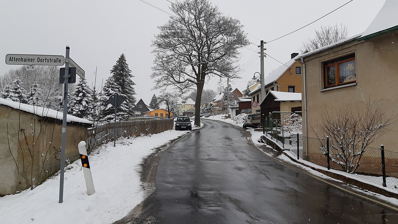 Blick entlang der Altenhainer Dorfstraße in Chemnitz, westwärts ab Einmündung des – Sportklause Altenhain