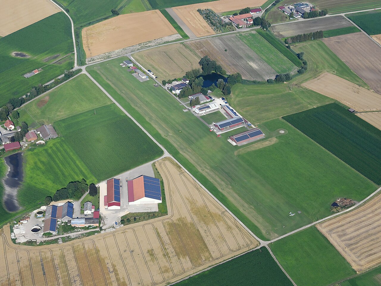 Aerial image of the Günzburg-Donauried airfield (view from the west) – Camping Gutshof Donauried