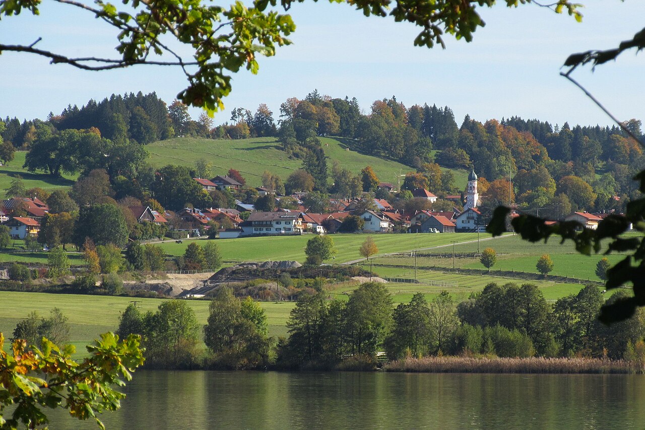 Aidling und Aidlinger Höhe aus Südwesten vom gegenüberliegenden Ufer des Riegsee – Camping Brugger am Riegsee