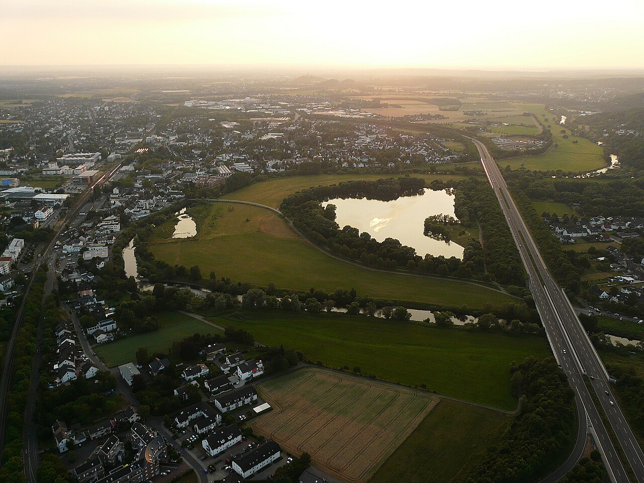 Luftaufnahme des Allner See in Hennef mit der A 560 – Allner See, Köln