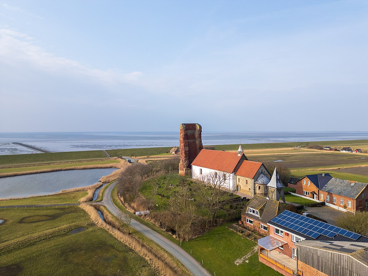 Alte Kirche St. Salvator (Pellworm) – Hundestrand Schütting (Pellworm)