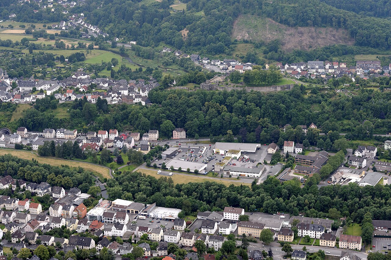 Arnsberg: Vorne Arnsberg Neustadt, baumgesäumte Ruhr, darüber Mengen Wiese, ganz Rechts – SV Ortsgruppe Arnsberg