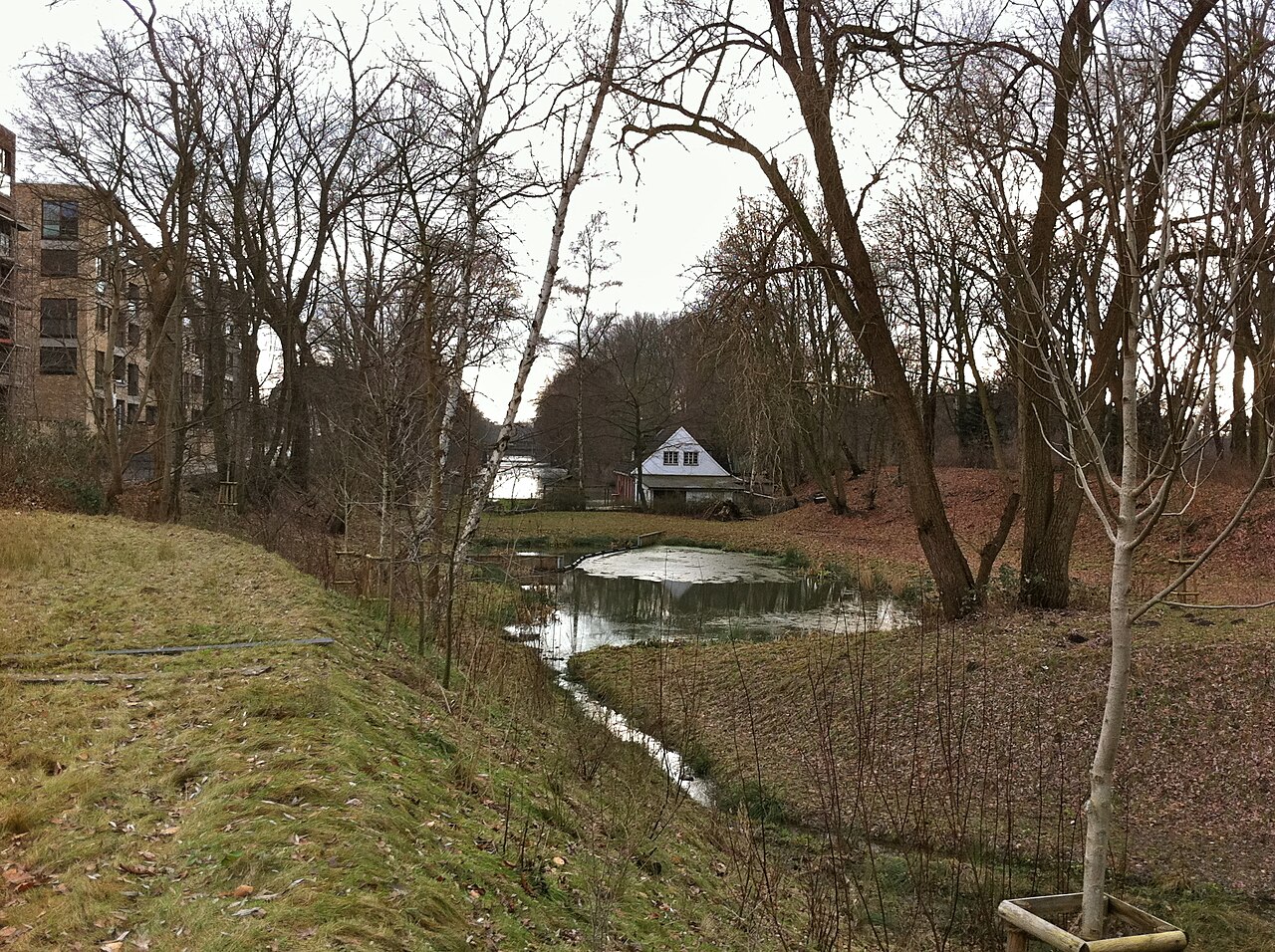 Hamburg (Winterhude),  Germany: inflow of the Barmbeker Stichkanal, pond and boat house – Alte Wöhr/Barmbeker Stichkanal, Hamburg