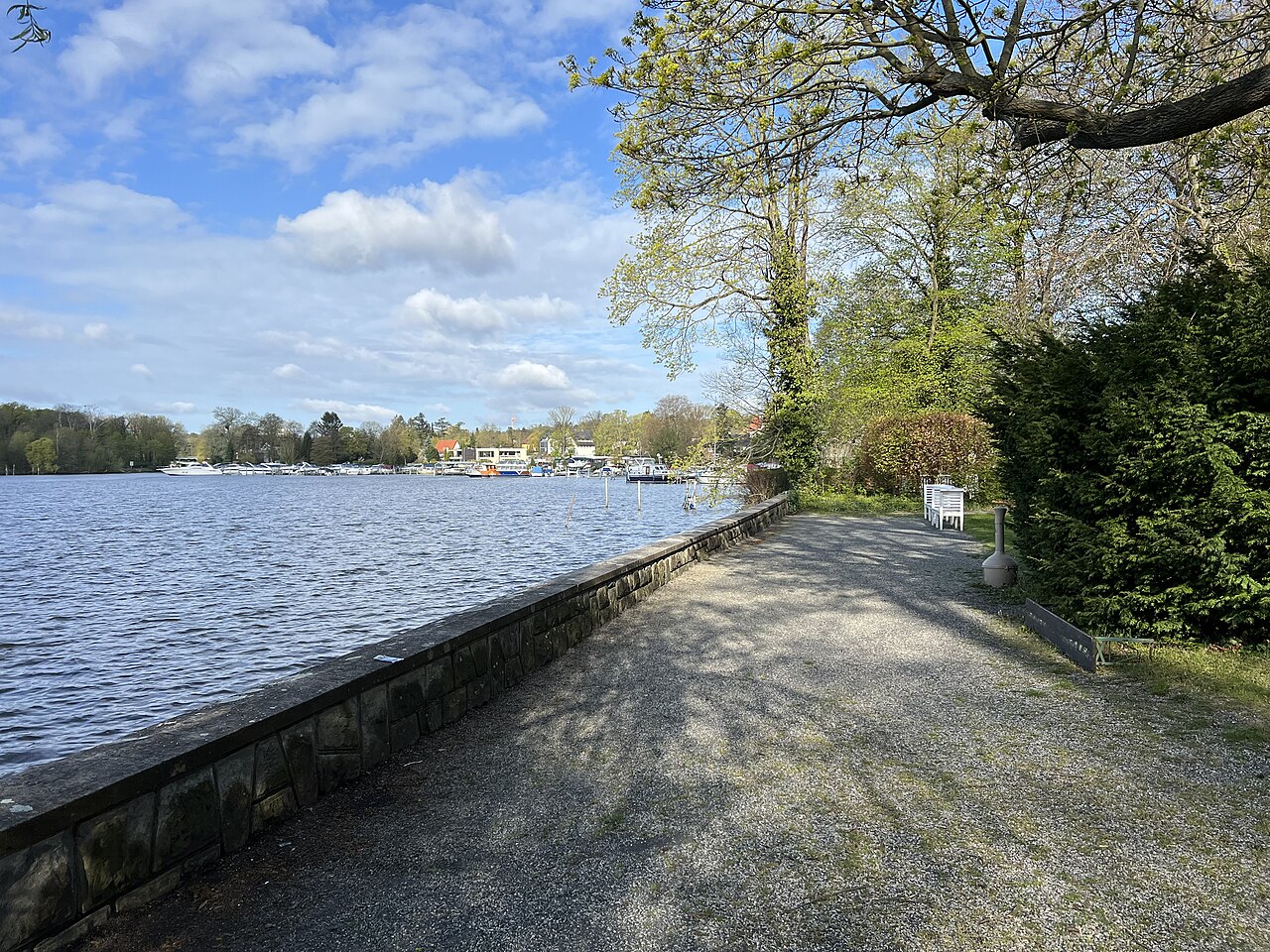 Uferpromenade am Pohlesee auf dem Gelände des Wannseeforums in Berlin-Wannsee, Deutschland – Hundeauslaufgebiete Wannsee-Düppel