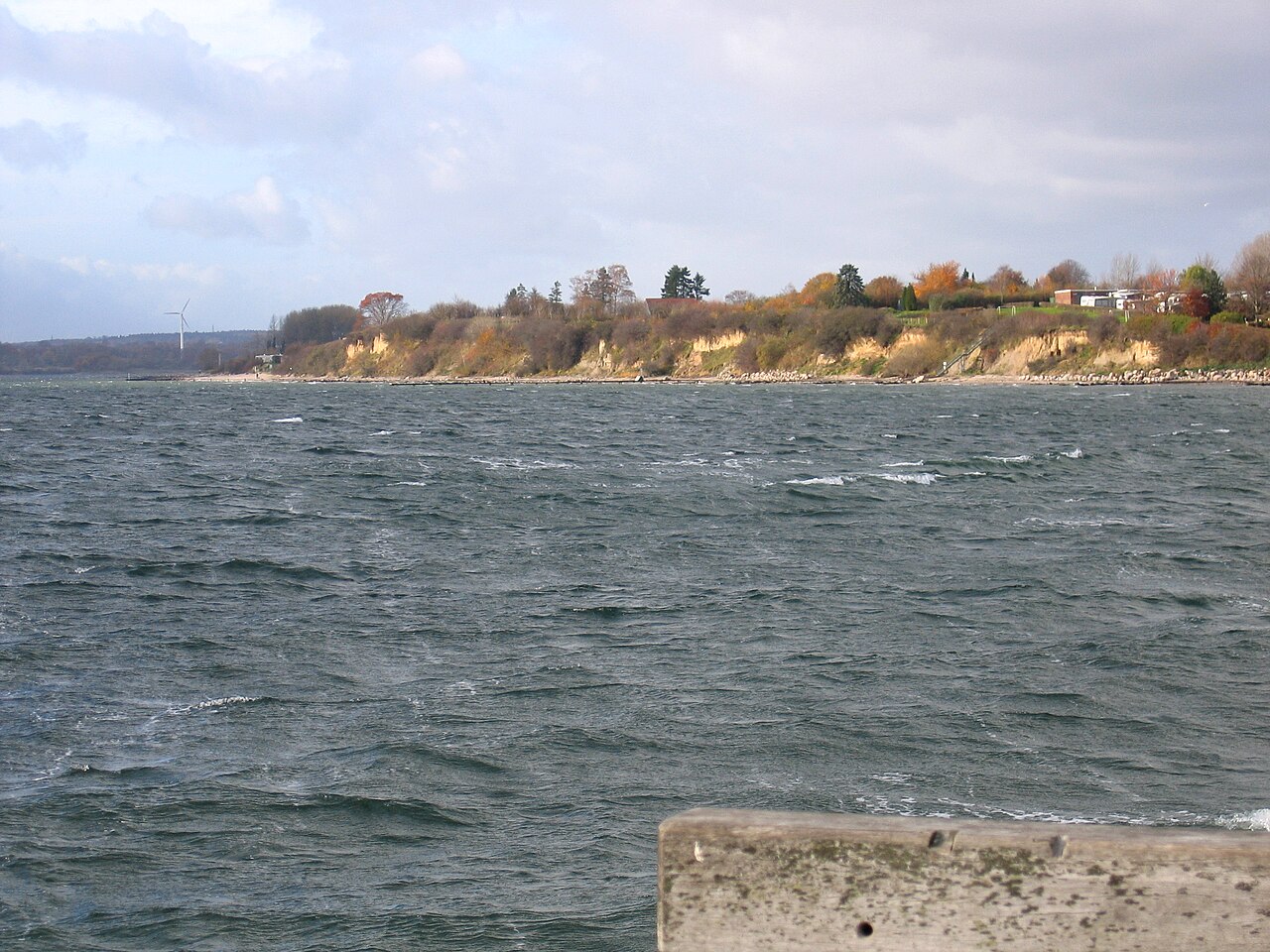 Blick zum "Hohen Ufer" von der Seebrücke bei Pelzerhaken – Campingplatz Am Hohen Ufer