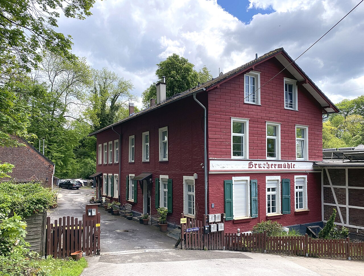 Brucher Mühle -  Teil des NSG, da sie ein Relikt traditioneller Bewirtschaftung ist. – DogWalker-Haan