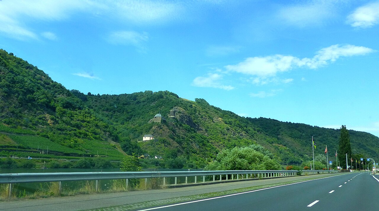 Burgen an der Mosel - Burg Bischofstein und Pauluskapelle von der B49 aus gesehen – KNAUS Campingpark Burgen/Mosel