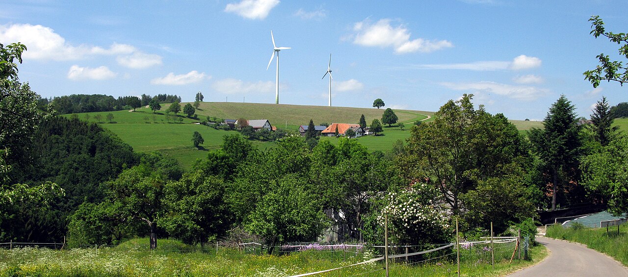 Freiamt, Blick zum Schillinger Berg mit Windrädern – Platz mit Blick auf die Berge
