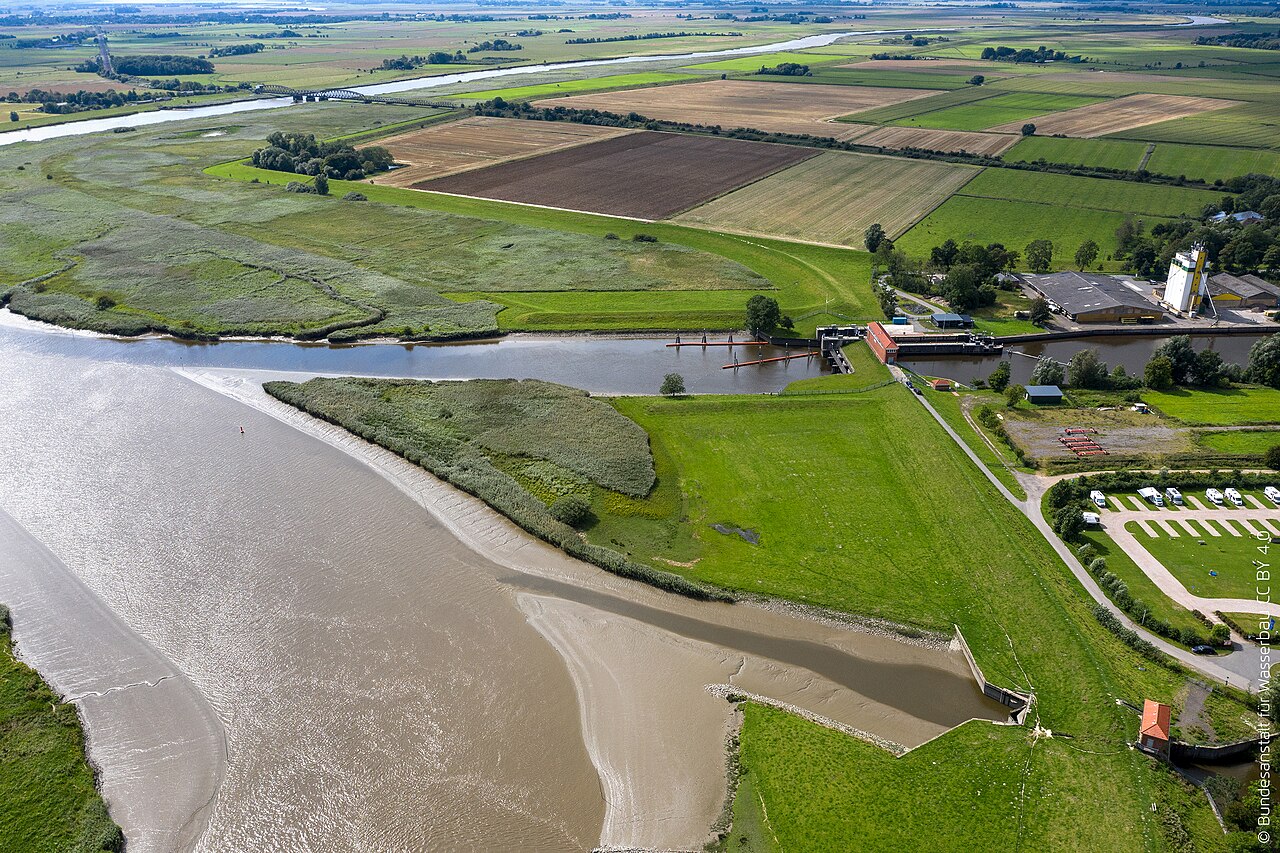 Tideeider, Friedrichstadt, Niedrigwasser, Blick auf Spülsschleuse und Schiffsschleuse im – Eider & Treene Campingplatz