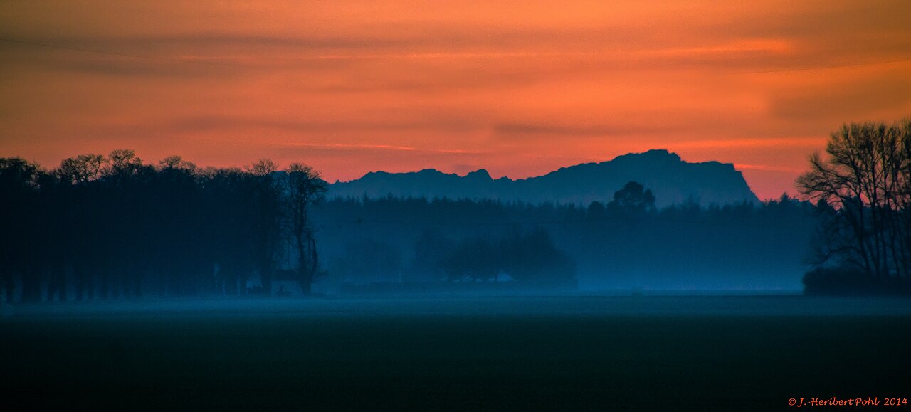Der Gnadenhof Gut Streiflach bei Germering. Im Hintergrund das Wettersteingebirge mit der – Wald zwischen Germering und Planegg, München
