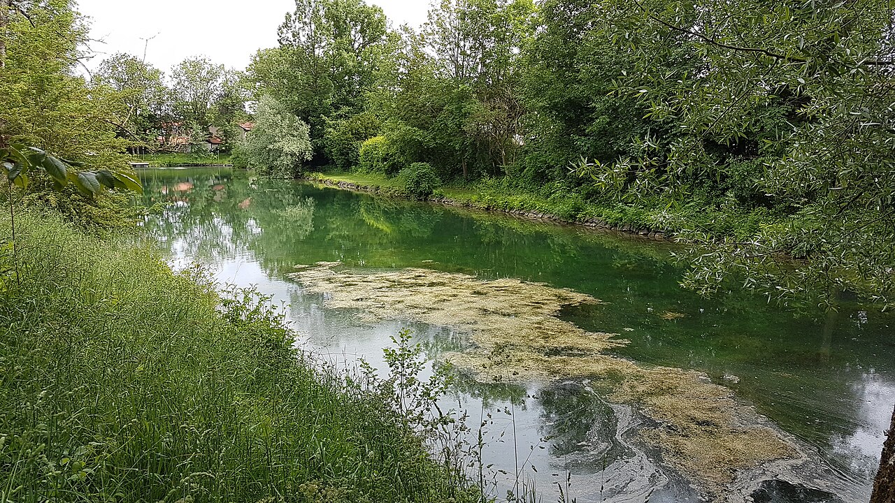 Wolfratshausen, der fast die gesamte Grünanlage einnehmende Weiher im südlichen – Campingplatz Wolfratshausen