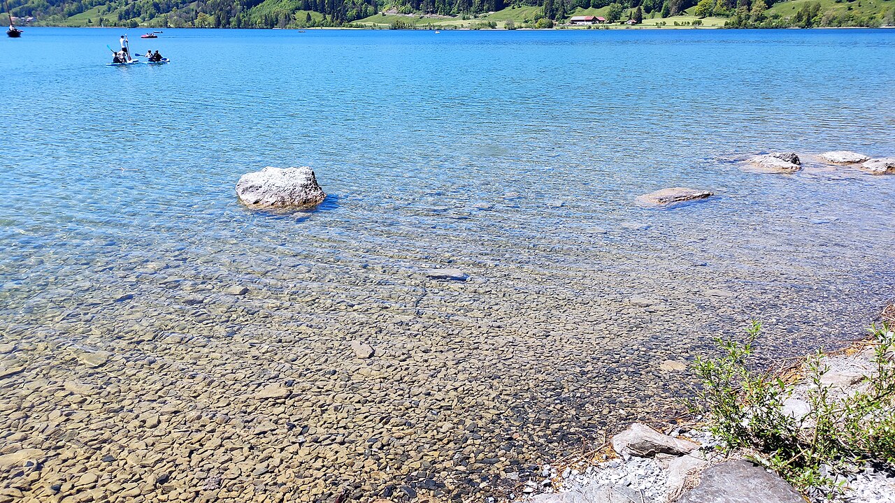 Der Große Alpsee ist ein etwa 2,5 km² großer Natursee in den nördlichen Allgäuer Alpen – Alpsee Camping
