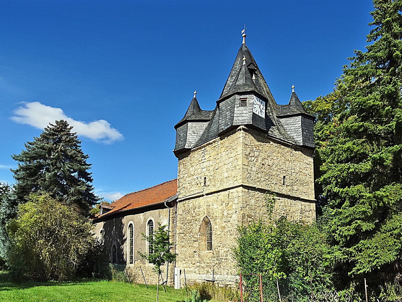 Dorfkirche St. Peter und Paul (Großwechsungen) von Südenosten – Park Großwechsungen
