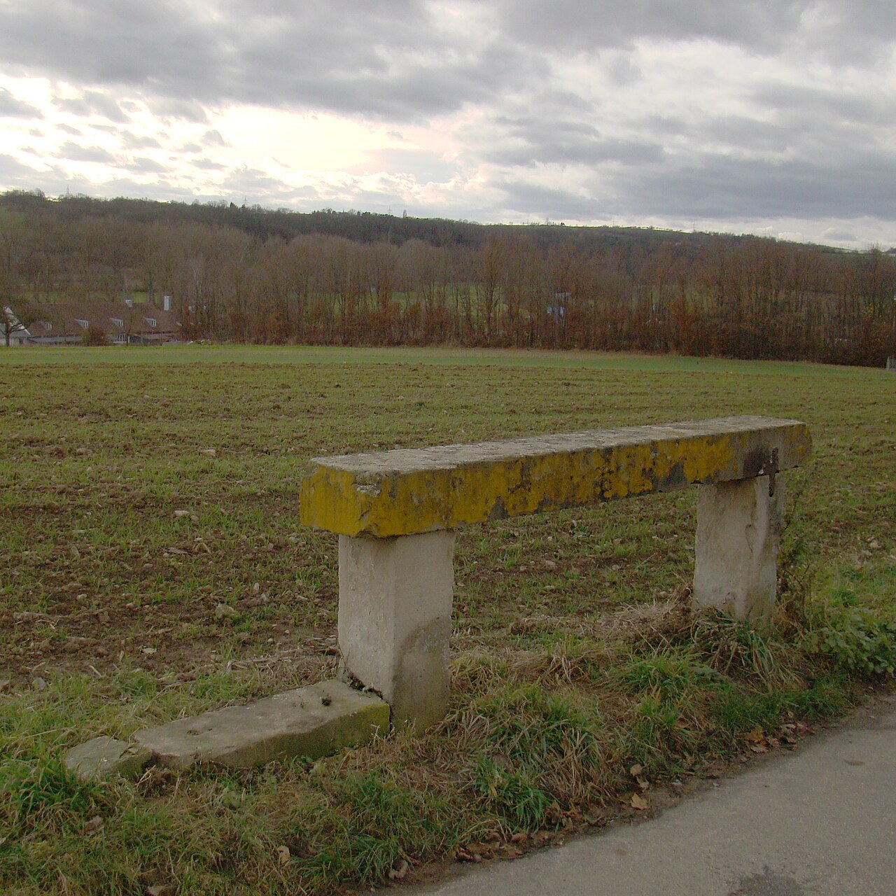 Old stone rest bench southeast of Vaihingen an der Enz – Hundesportverein Vaihingen