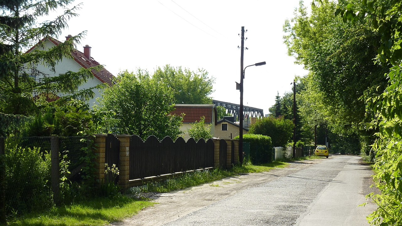 Hönower Weg in Berlin-Friedrichsfelde. Blickrichtung Westen zum Betriebsbahnhof – Hundeauslaufplatz Hönower Weg