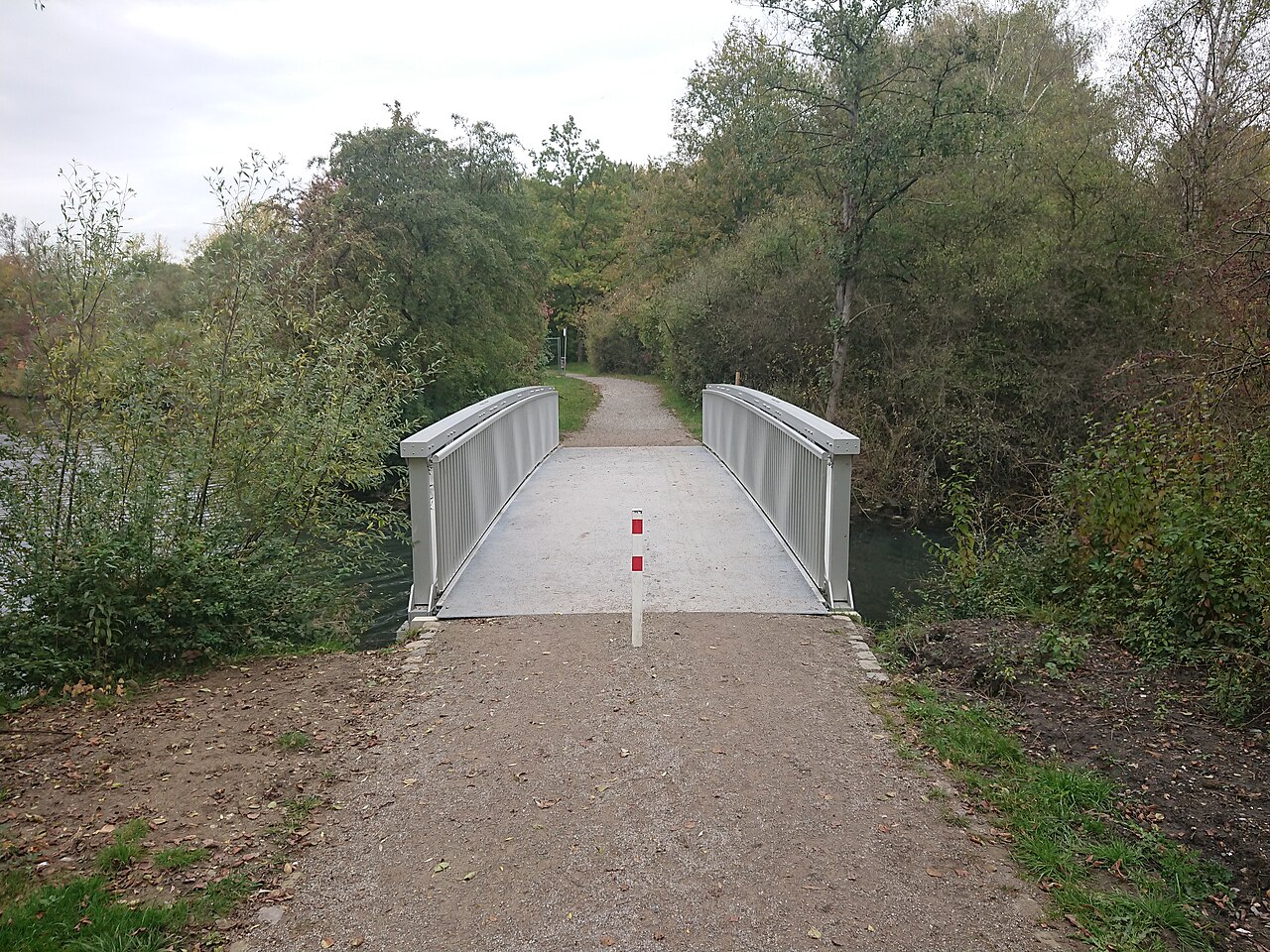 Über diese im Jahr 2020 erneuerte Brücke führt ein Geh- und Radweg – Harpener Teiche, Essen
