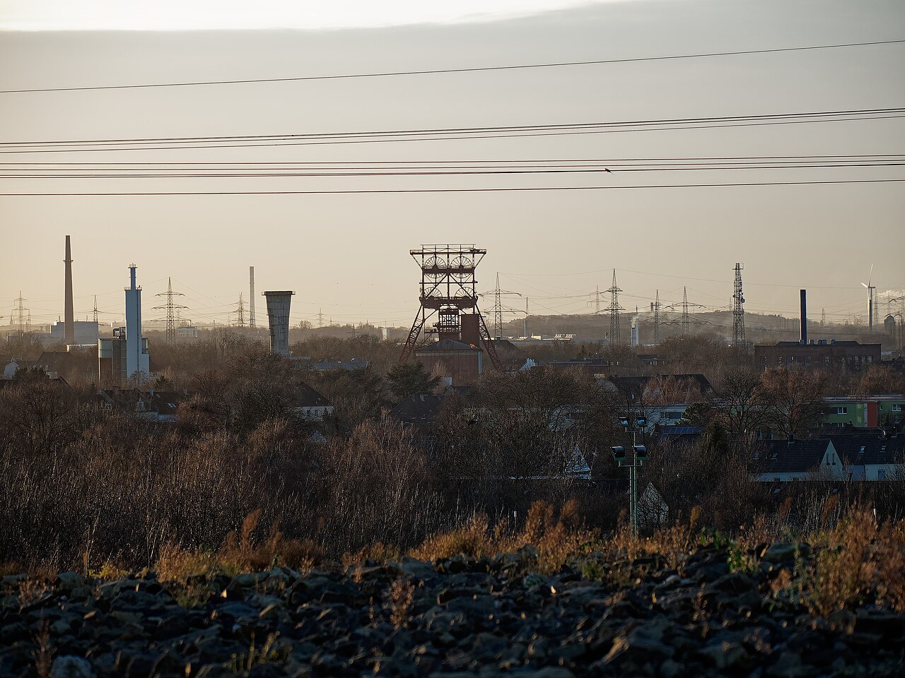 Herne, Ausblick nach Westen von der Thyssenhalde, im Vordergrund die Halde, mittig das – Halde Pluto, Essen
