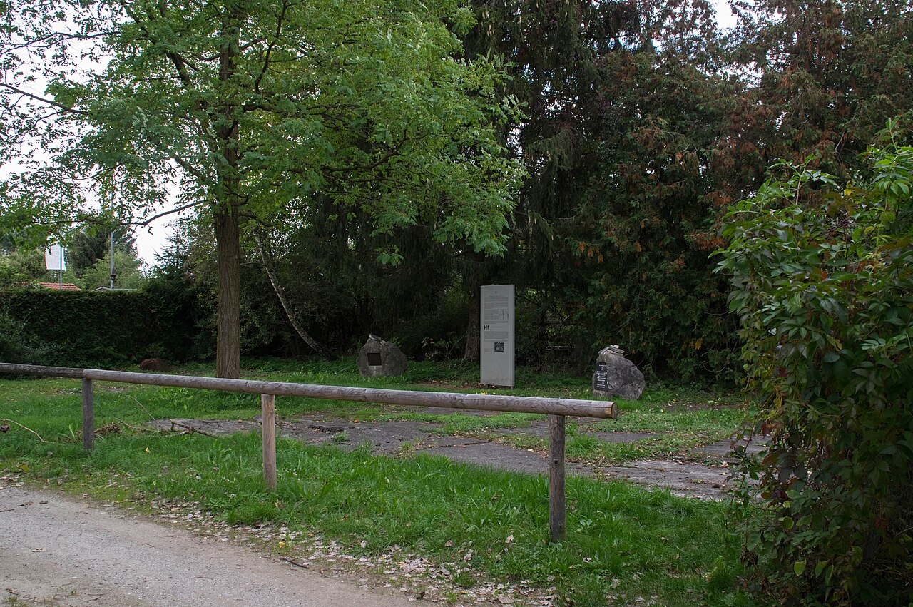 Kaufering, Kleingartenanlage Hiltistraße, KZ-Gedenkstätte Aussenlager Kaufering III – Hundeverein Kaufering
