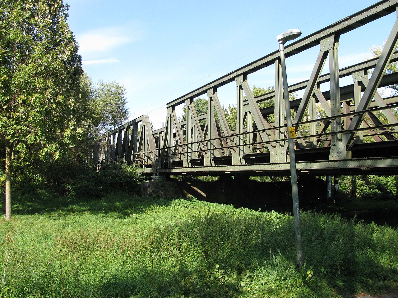die Brücke der Bahnstrecke Friedberg - Hanau über die Kinzig an der Rühlstraße in Hanau – Große Wiese an der Kinzig, Frankfurt am Main