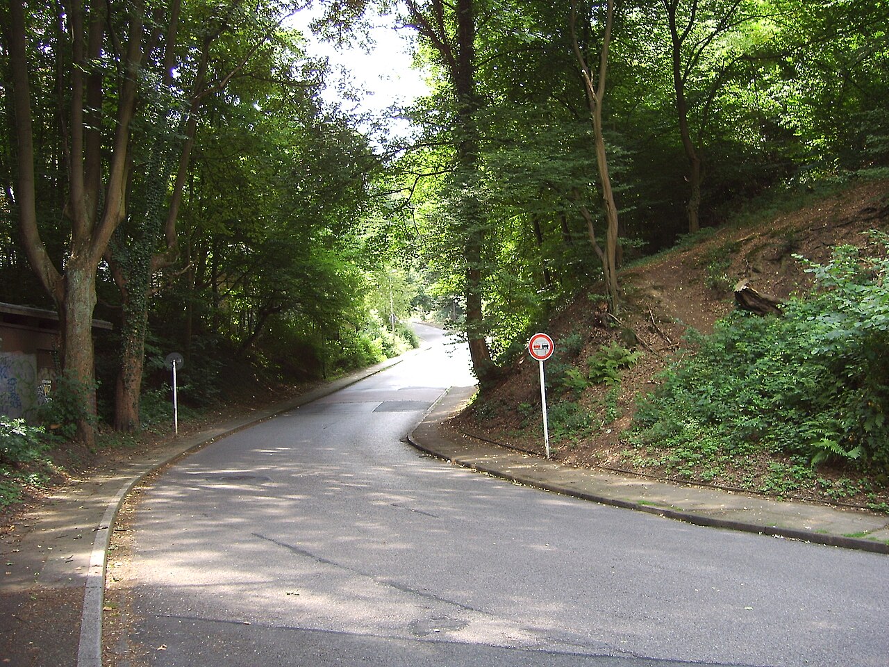 Steep street Klemensborn at Pastoratsberg (hill) in Essen-Werden/-Heidhausen, Germany – Heidhausen Neubaugebiet, Essen