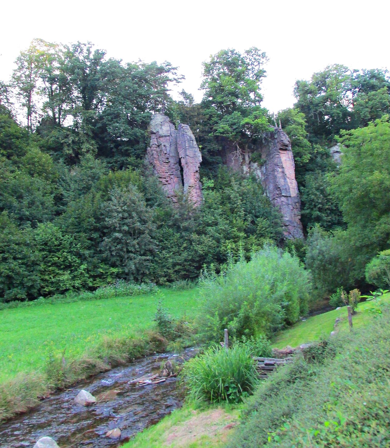 Zwölf Apostel, Felsengruppe und Naturdenkmal an der Alb beim Bad Herrenalber Ortsteil – Kullenmühle, Karlsruhe