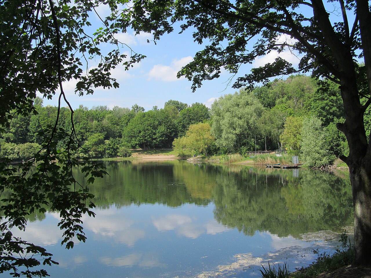 der Essenberger See im Landschaftsschutzgebiet „Essenberger See“ – Essenberger Halde (alte Mülldeponie), Düsseldorf