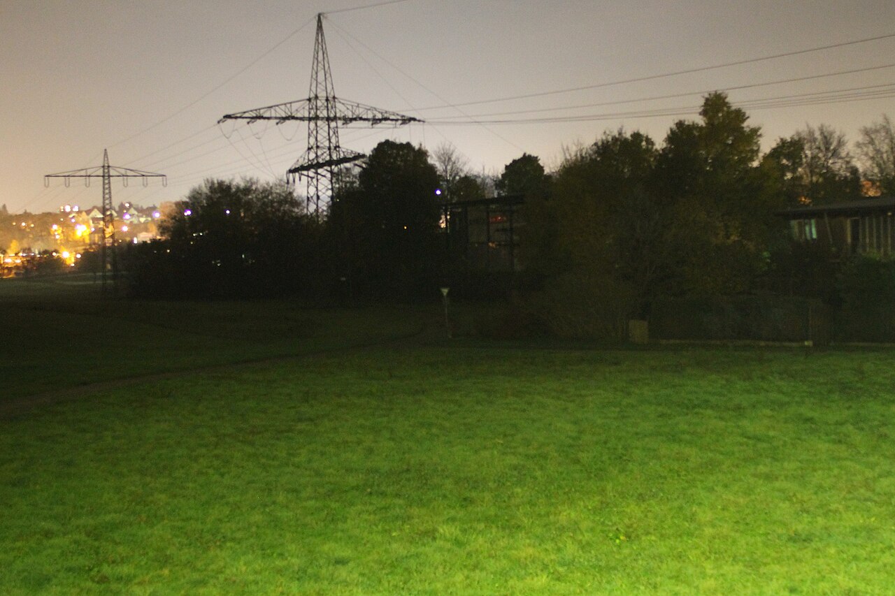 Leitungsabzweig zum Umspannwerk Bissingen – Wiese neben Hallenbad Bissingen in Bietigheim, Stuttgart