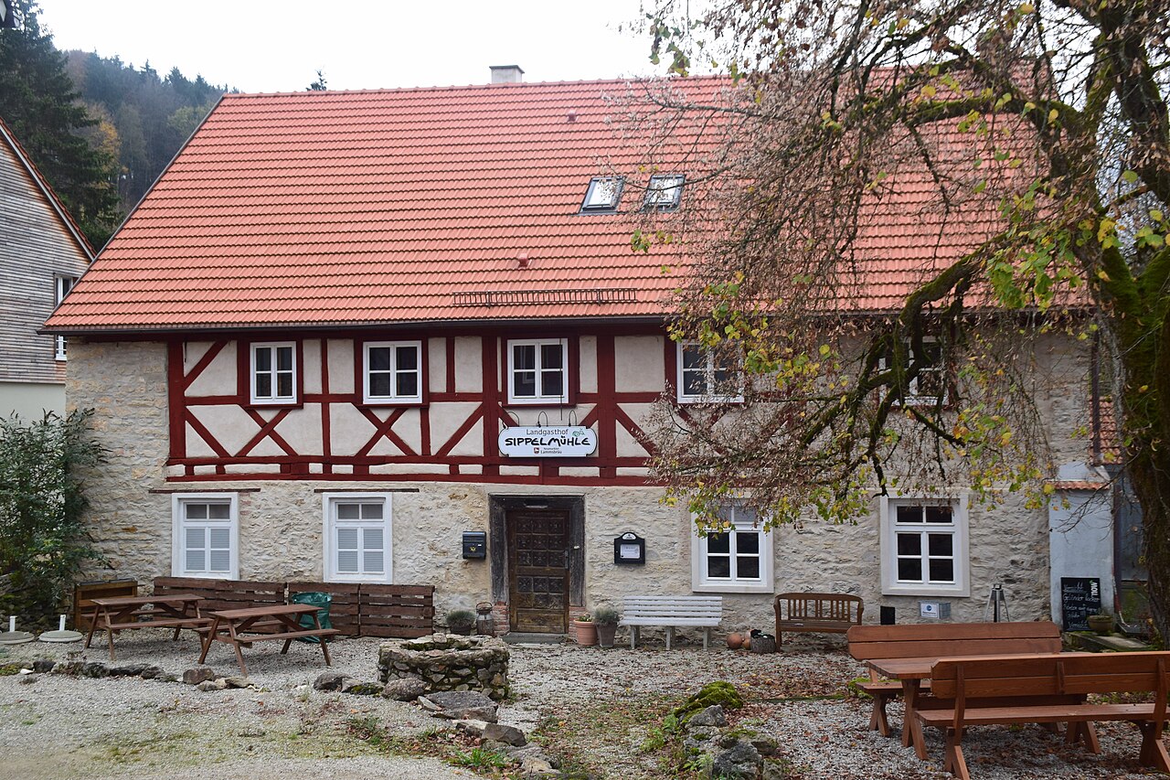 zweigeschossiger und giebelständiger Frackdachbau – Campingplatz Sippelmühle