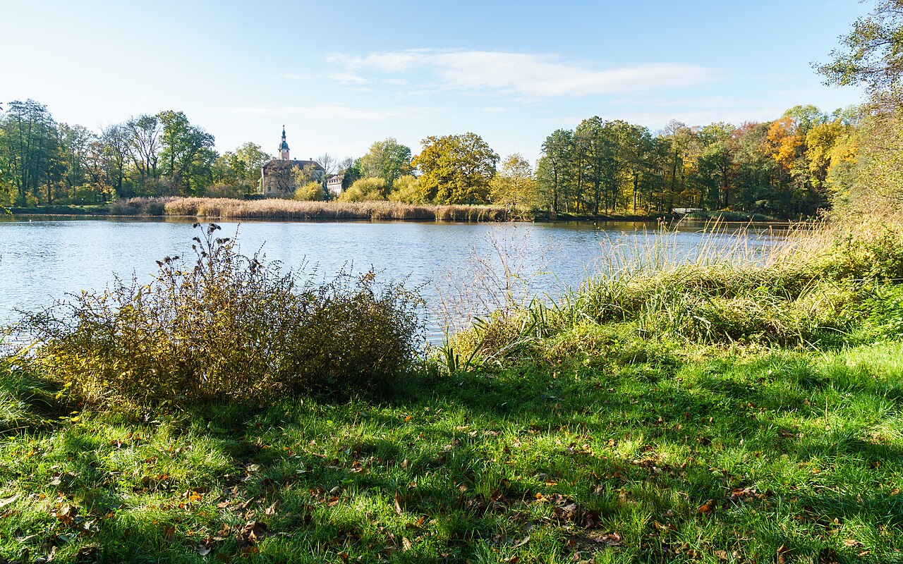 This media shows the protected monument of Saxony with the ID 08972976 – Schlosspark Machern, Leipzig