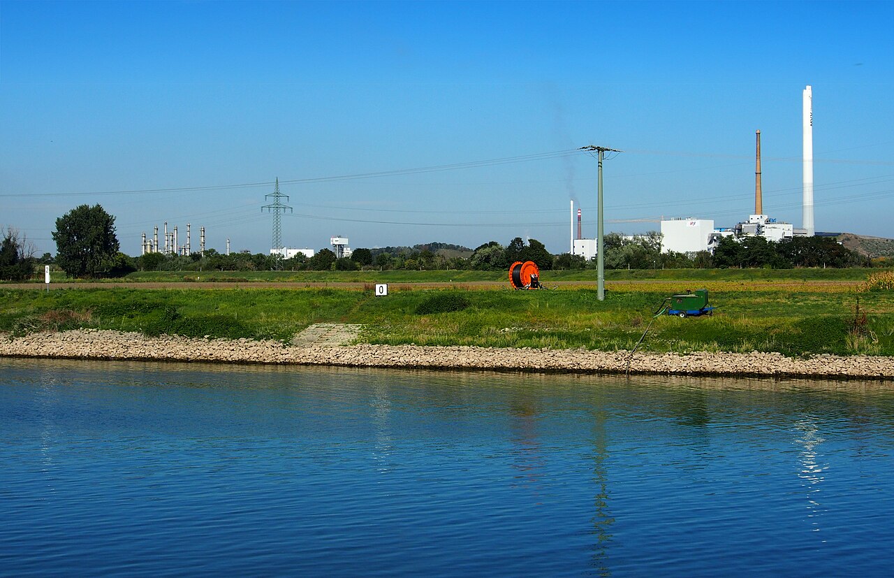 Neckar-Stromkilometer 0
auf der Friesenheimer Insel
hinten Raffinerie, Müllberg, – Friesenheimer Insel - Felder mit Feldwegen, Mannheim