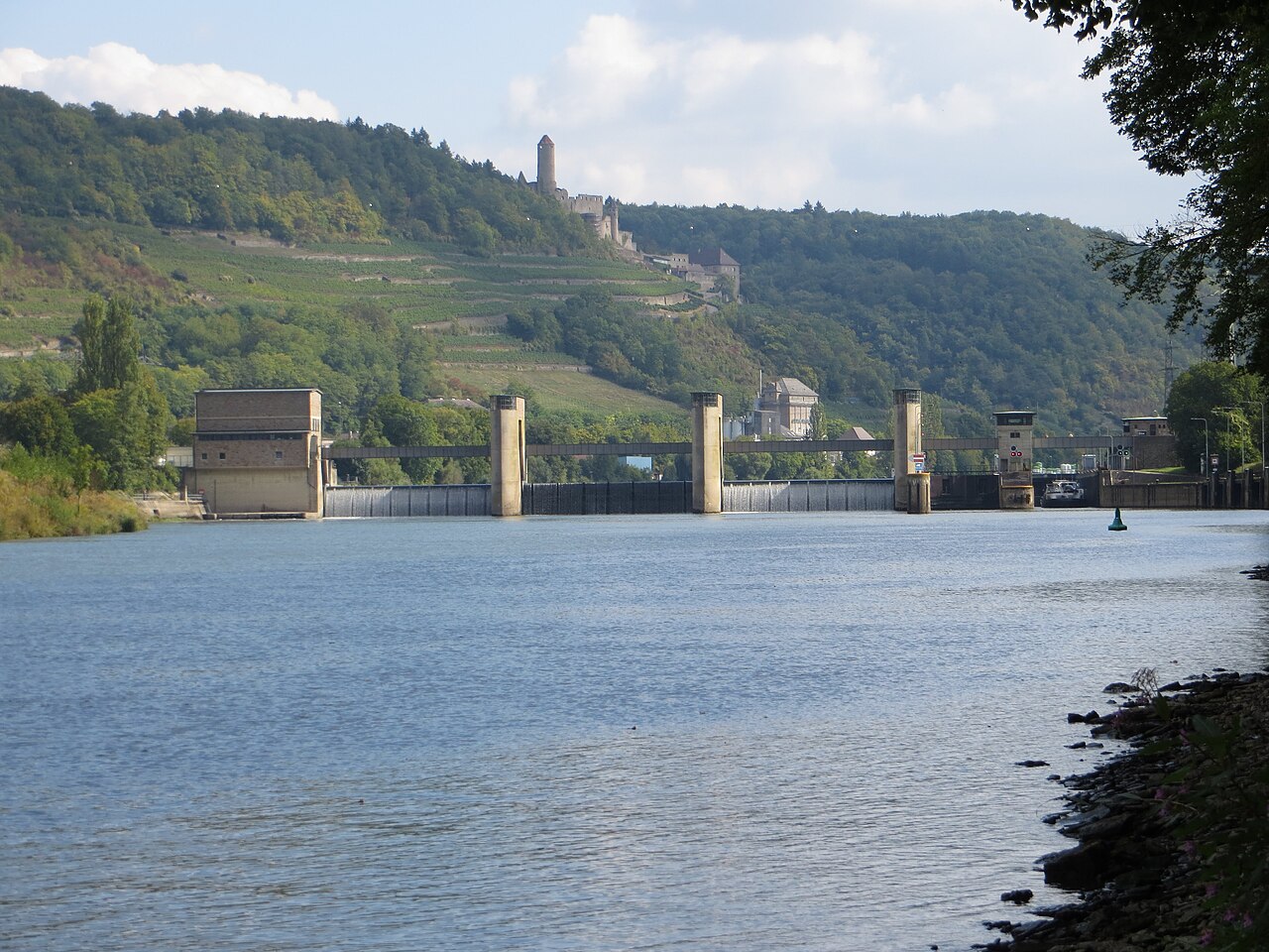 Blick vom Neckarsteilufer auf die Schleuse in Neckarzimmern. Im Hintergrund die Burg – Campingplatz Cimbria Neckarzimmern