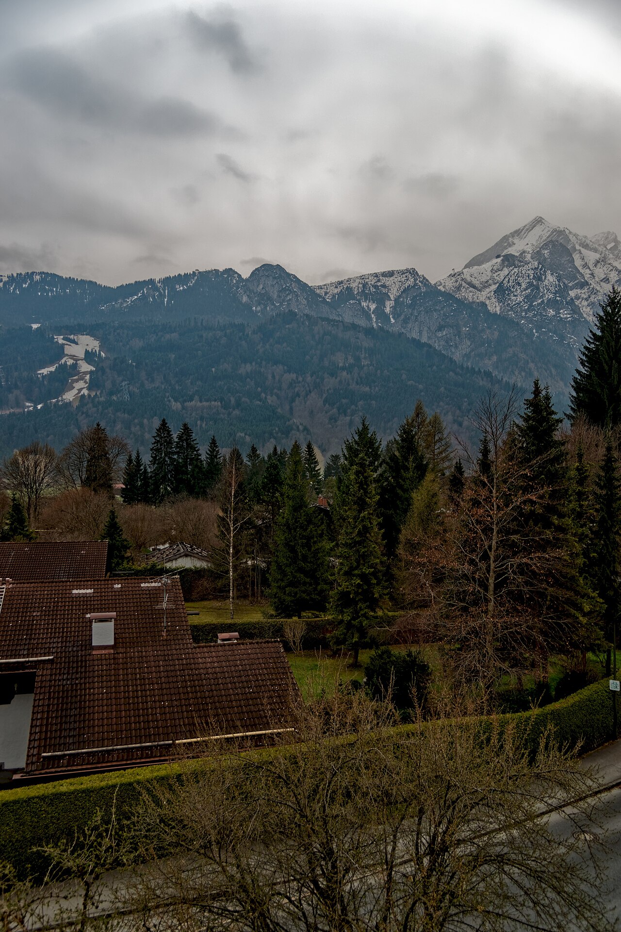 Obergrainau - Schmölz - Schmölzstraße - View SSE towards Zugspitze – Camping Resort Zugspitze