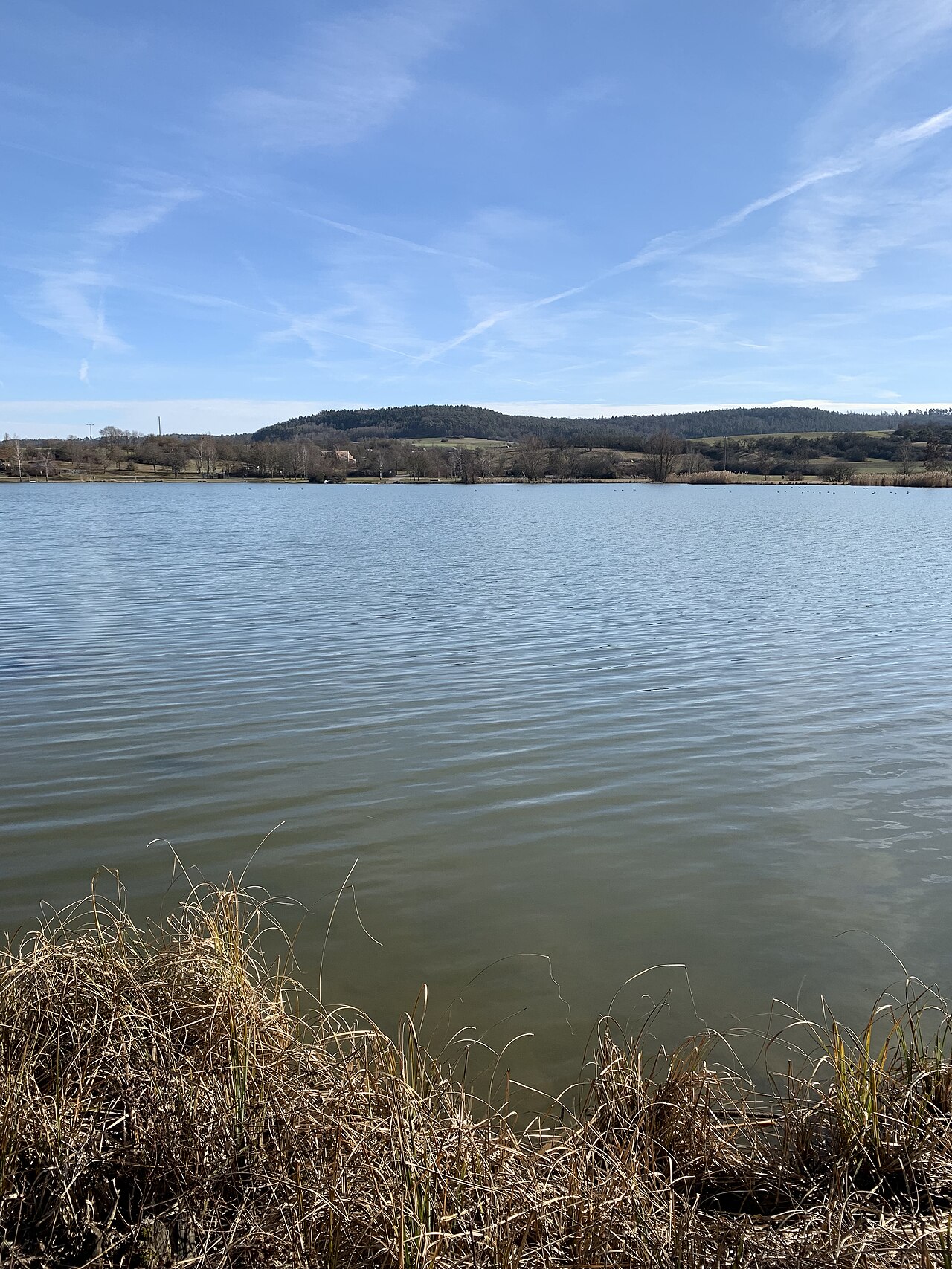 Das Bild zeigt den Obernzenner See. Auf dem gegenüberliegenden Ufer befindet sich das – Seecamping Obernzenn