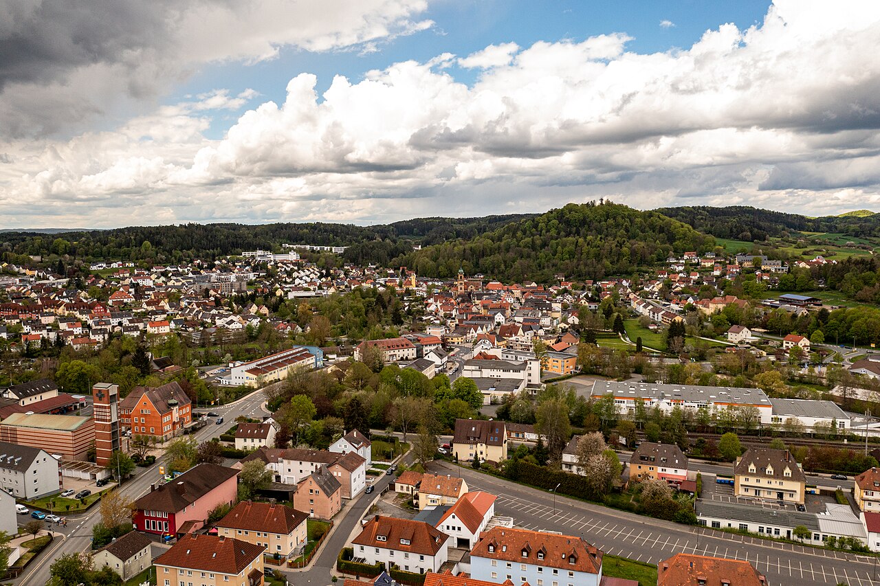 Blick über die Stadt Pegnitz, dahinter der Schloßberg, Mai 2021 – Hundesportverein Pegnitz 03 e.V.