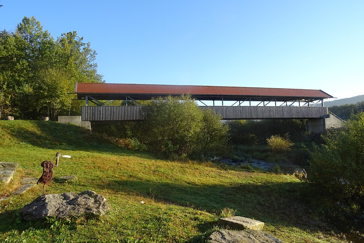 Perlsee, Brücke über dem Zufluss – Ferienpark Perlsee