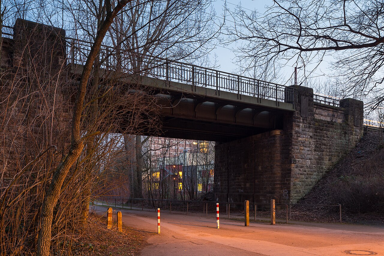 Railroad bridge of the freight train bypass Hannover located at Tiergarten garden / – Nähe Tiergarten, Hannover