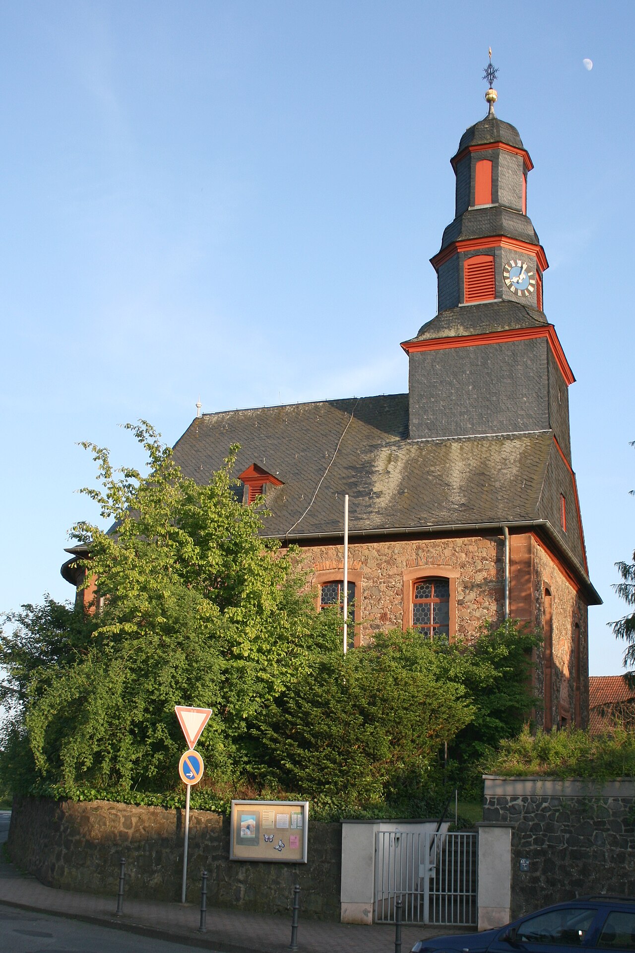 Evangelische Kirche in Neuberg-Ravolzhausen. – VSG Ravolzhausen 1967 e.V.
