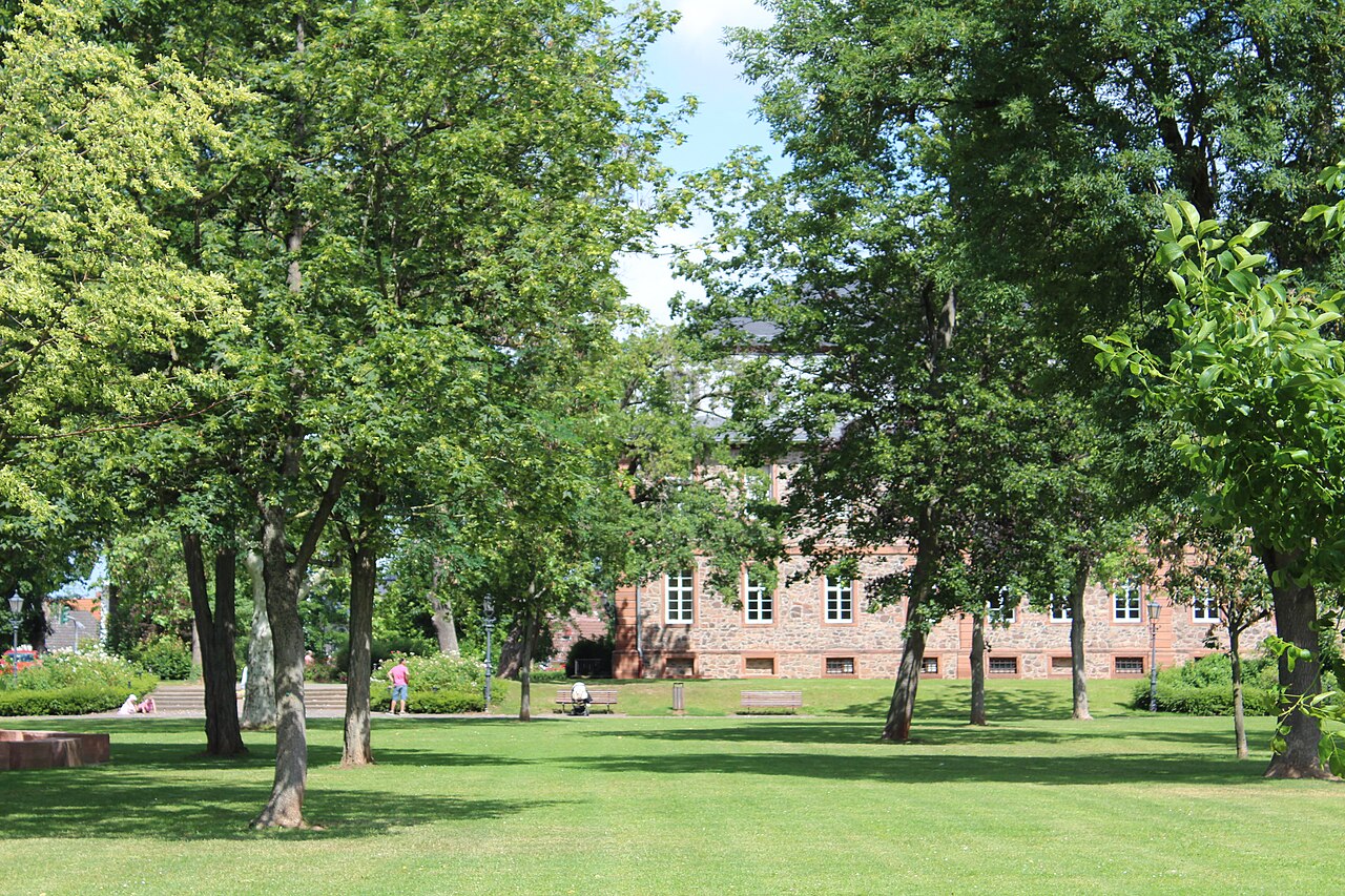 Blick durch den Schloßpark auf das Schloss Langenselbold. – Hundewiese Langenselbold, Frankfurt am Main