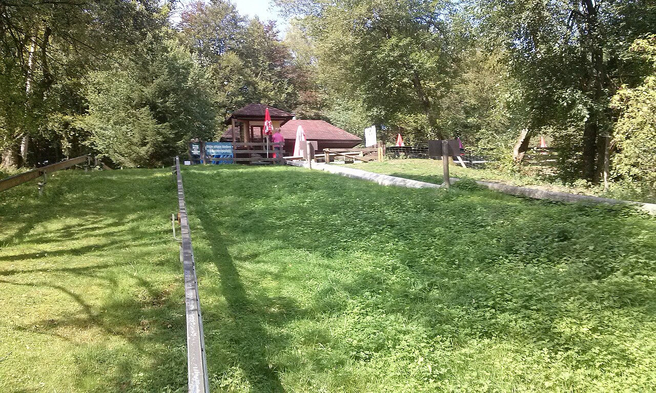 Bergstation der Rodelbahn; Transportschiene links; Sommerrodelbahn rechts – Wild- und Freizeitpark Westerwald