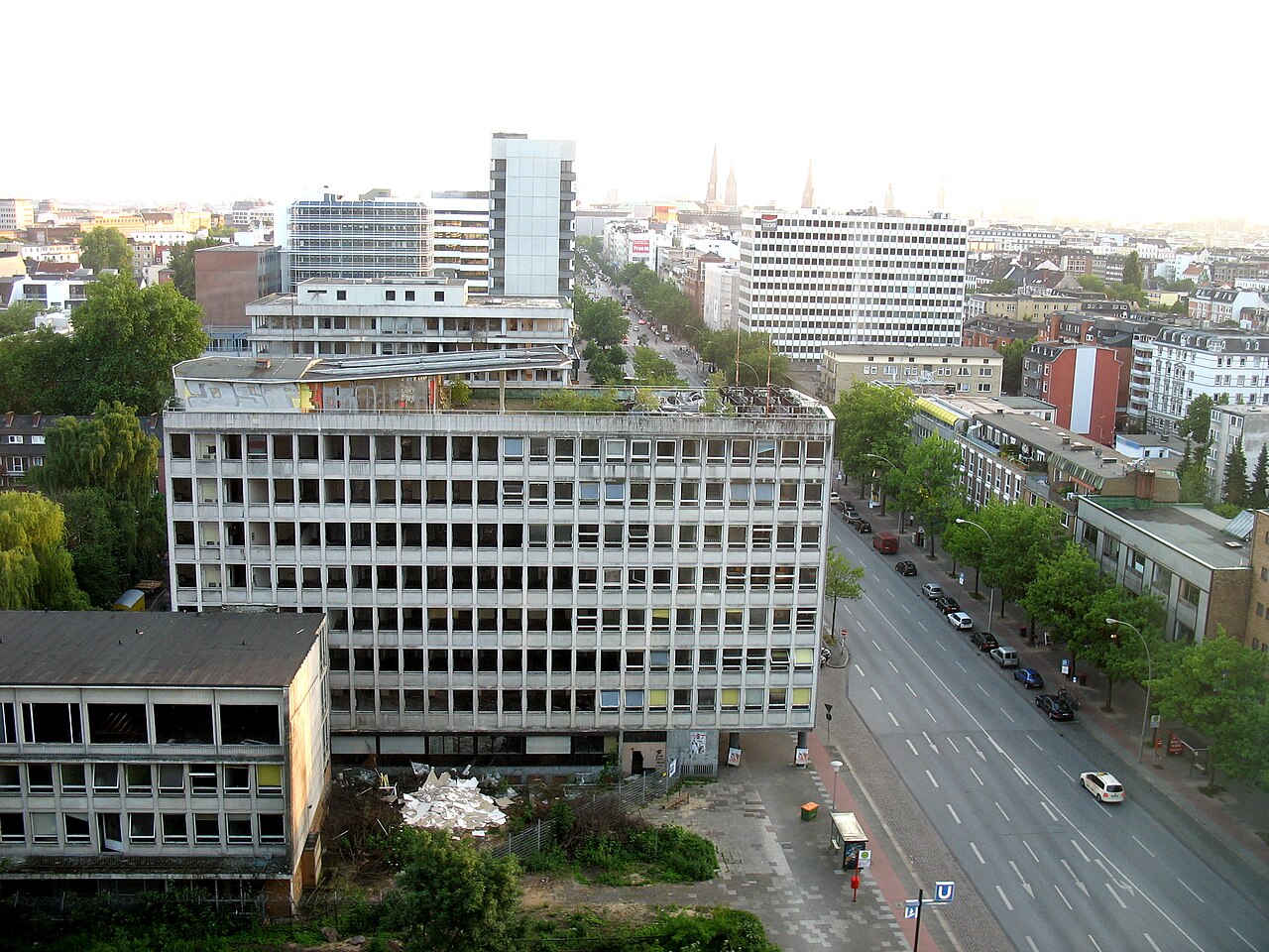 Ausblick aus dem Suitehotel Hamburg, vorn die seit ca. 1995 leerstehenden früheren – Motel One Hamburg-Alster