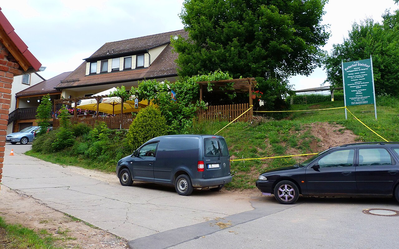 Neuendettelsau, Gemeindeteil Steinhof: Reiterhof mit Biergarten – Reiterstube Steinhof
