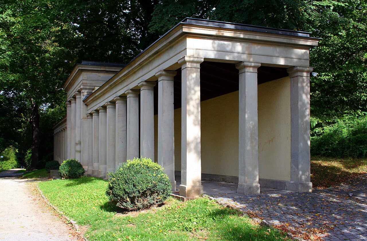 Gebäude im KIurpark Stuttgart-Bad Cannstatt – Eingezäunte Freilauffläche im Kurpark, Stuttgart