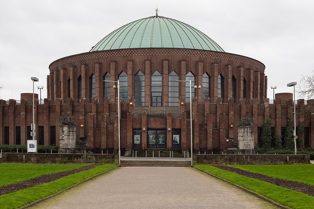 Tonhalle Duesseldorf located at Oederallee in Pempelfort quarter of Duesseldorf, Germany. – Oederalle Hundeauslauf, Düsseldorf