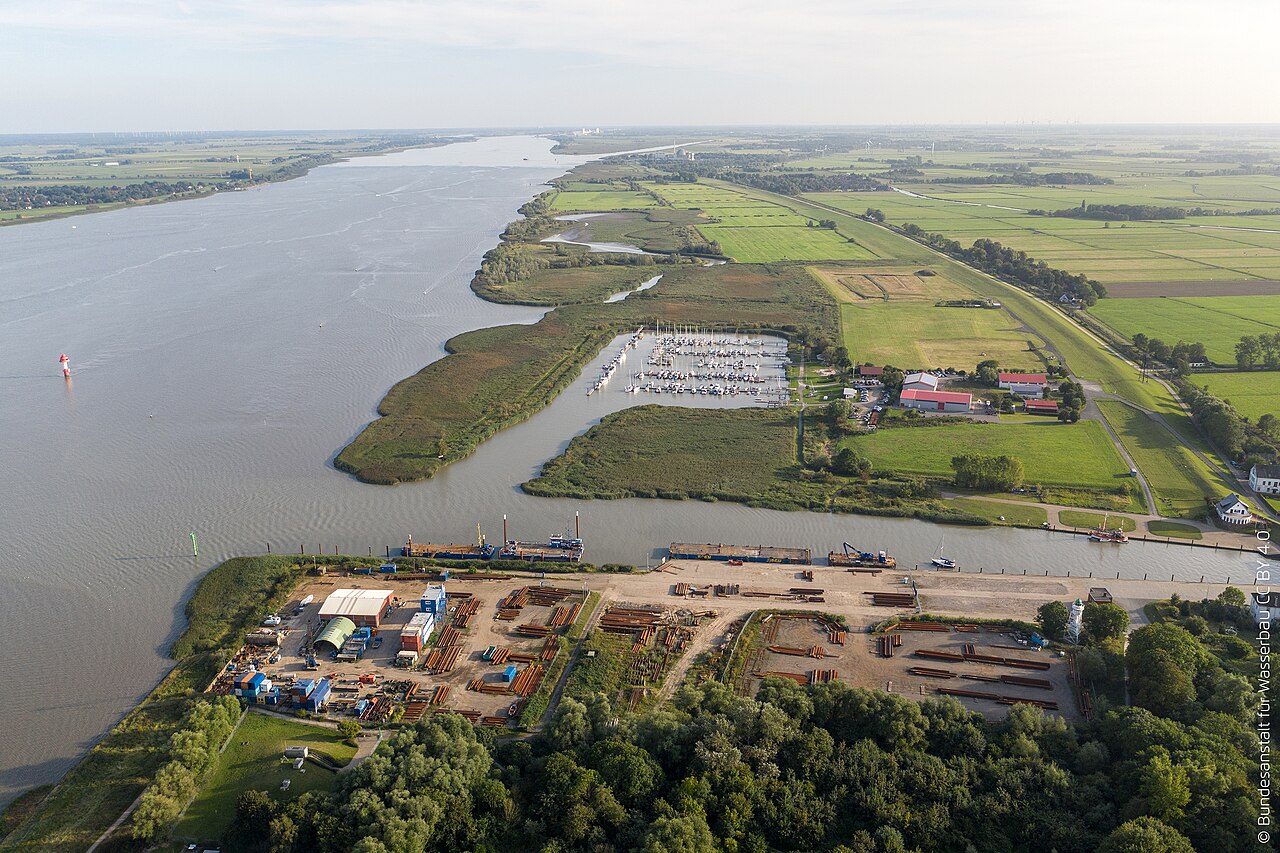 Unterweser bei Nordenham mit dem Abbehauser Sieltief und dem Sportboothafen, – Campingplatz Nordenham/Weser