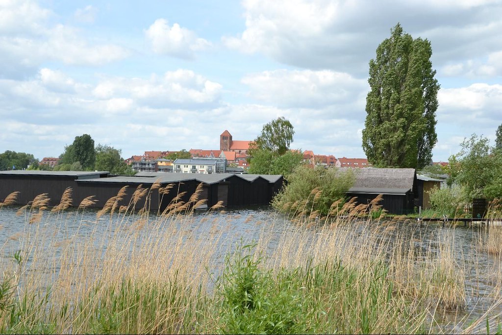 Blick auf Waren (Müritz) – hundefreundliche Region rund um Hundefreilauf Ecktannen
