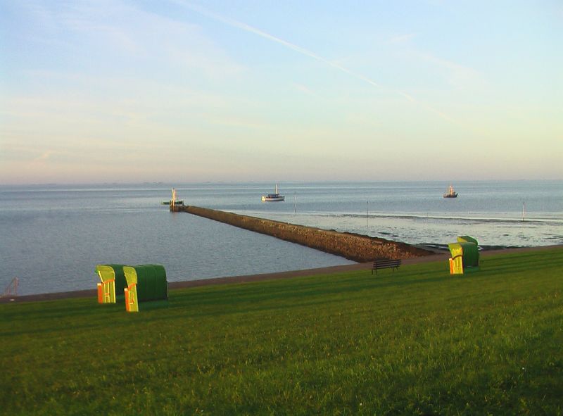 Anleger Hooger Fähre in der Abendsonne – Hundestrand Hooger Fähre (Pellworm)