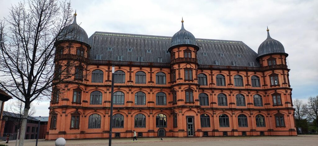 Gottesauer Schloss Musikhochschule Karlsruhe in Karlsruhe – Hundeort für Hunde